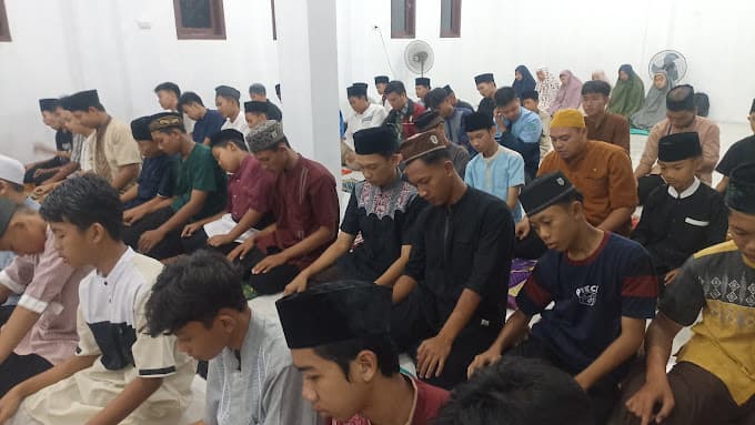 Pembiasaan Shalat Berjamaah: Menanamkan Pondasi Karakter dan Kedisiplinan Ibadah